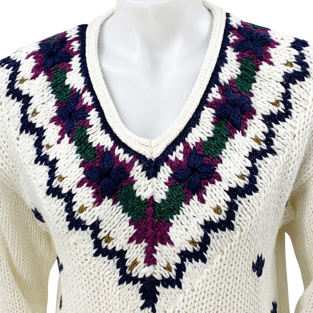 Vintage V-Neck Sweater Creamy White with Floral Detail Knitted by Hand,Currants - Picture 9 of 16